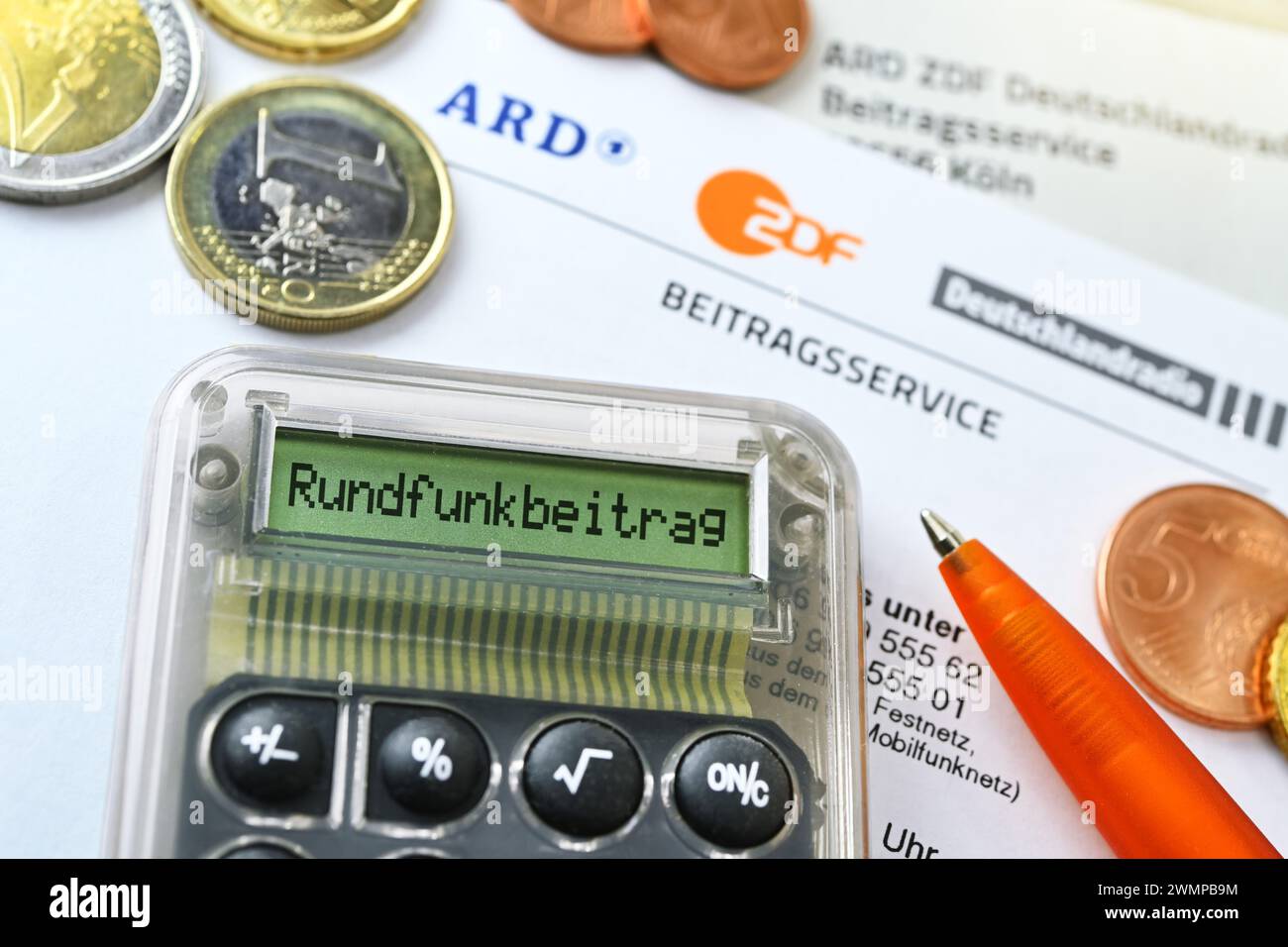 Lettera dell'ARD ZDF Deutschlandradio Beitragsservice con Calcolatore e iscrizione "Rundfunkbeitrag", foto simbolica dell'aumento della Broa Foto Stock