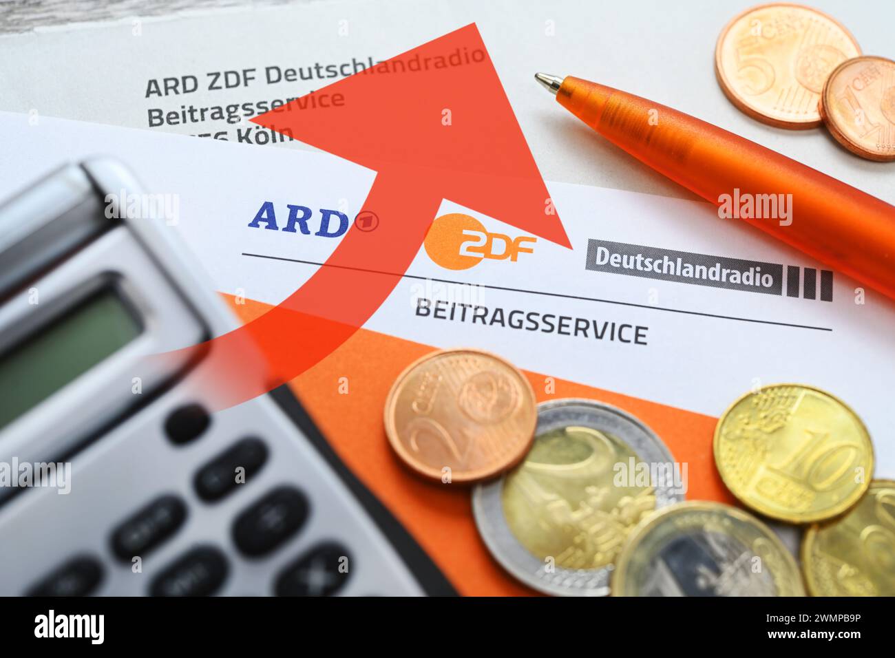 Lettera di ARD ZDF Deutschlandradio Beitragsservice con monete e Freccia Rising, foto simbolica dell'aumento della tassa di trasmissione, fotomontaggio Foto Stock
