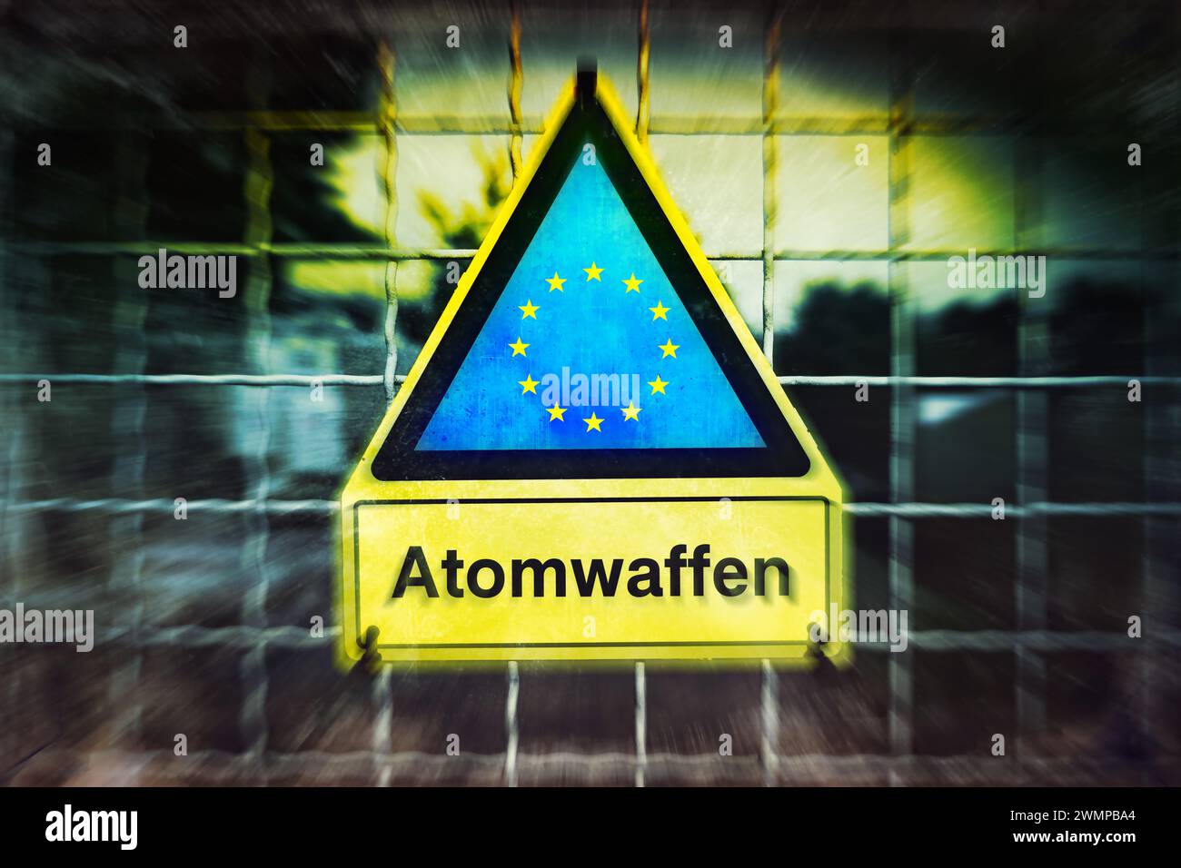 Cartello di avvertimento con simbolo UE e iscrizione armi nucleari, fotomontaggio Foto Stock