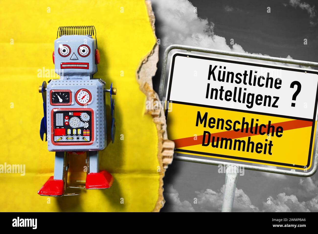 Figura robot e segno di città con l'iscrizione intelligenza artificiale e l'iscrizione barrata Human Stupidity, photomontage Foto Stock