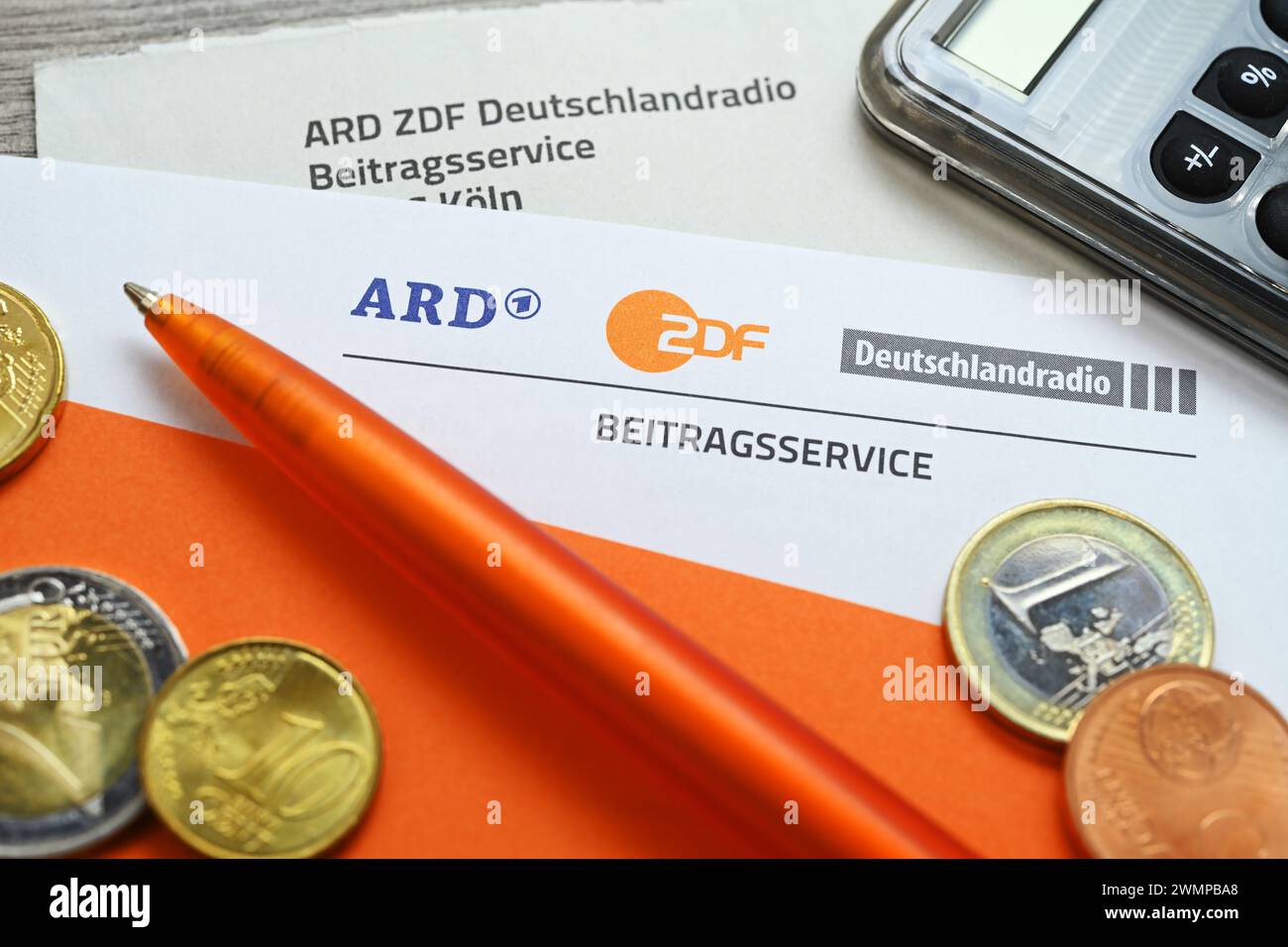 Lettera di ARD ZDF Deutschlandradio Beitragsservice con Calcolatrice e monete, aumento simbolico foto nella tassa di trasmissione Foto Stock