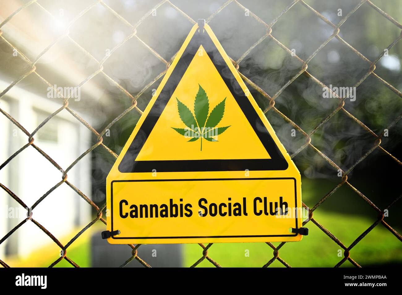 Cartello con la foglia di canapa e iscrizione Cannabis Social Club, fotomontaggio Foto Stock