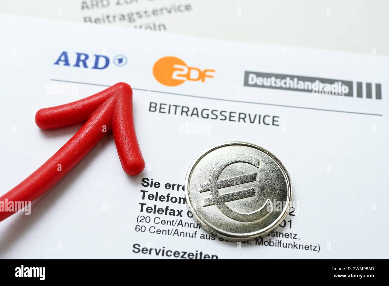 Lettera di ARD ZDF Deutschlandradio Beitragsservice con Freccia Rossa e moneta con simbolo dell'euro, foto simbolica dell'aumento della tassa di radiodiffusione Foto Stock