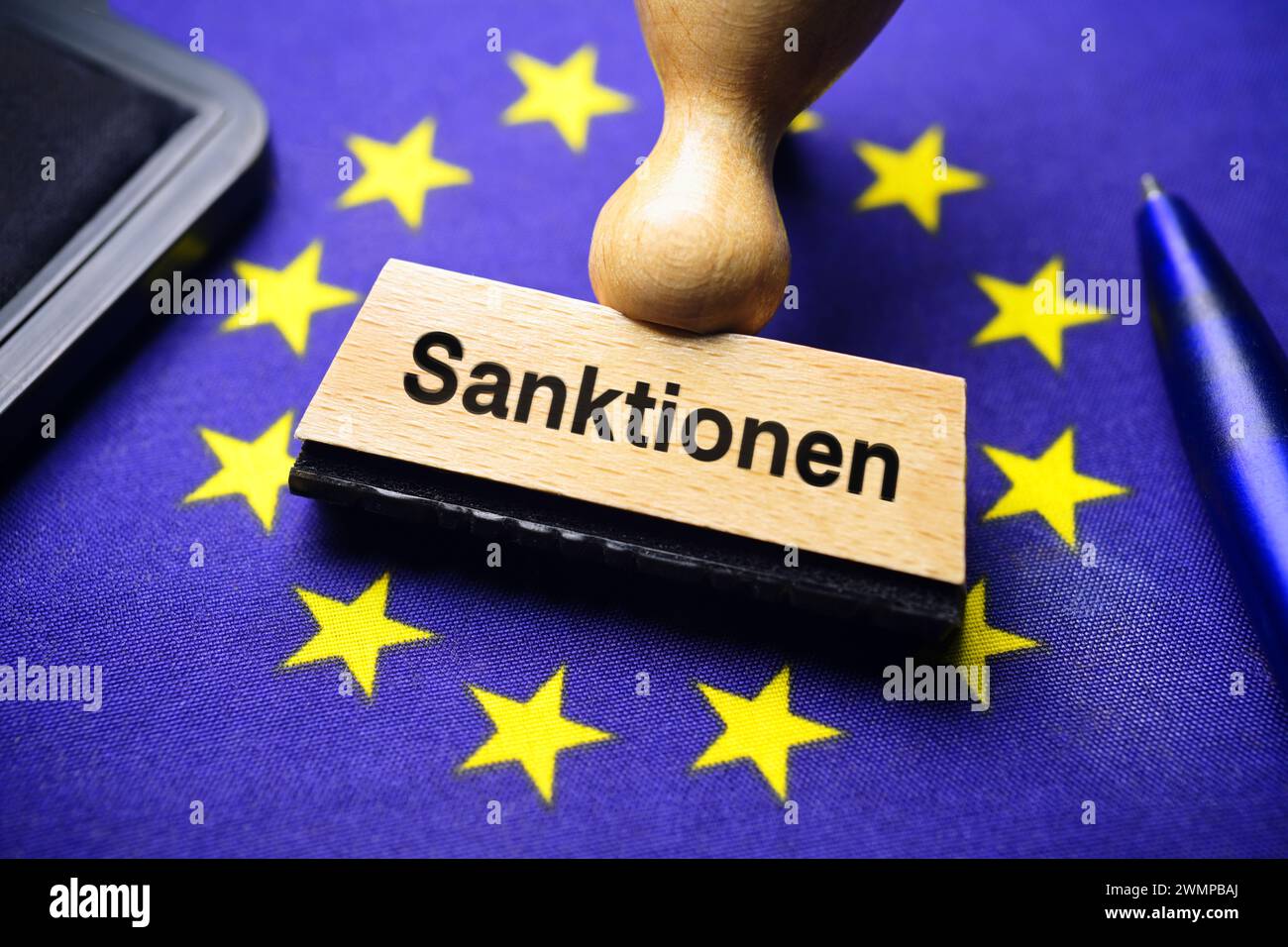 Timbro con iscrizione sanzioni sulla bandiera UE, sanzioni UE, fotomontaggio Foto Stock