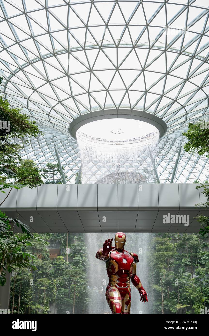 16.07.2023, Singapore, Repubblica di Singapore, Asia - Vista del giardino interno della Valle della Foresta di Shiseido con cascata al coperto Rain Vortex al Jewel Changi. Foto Stock