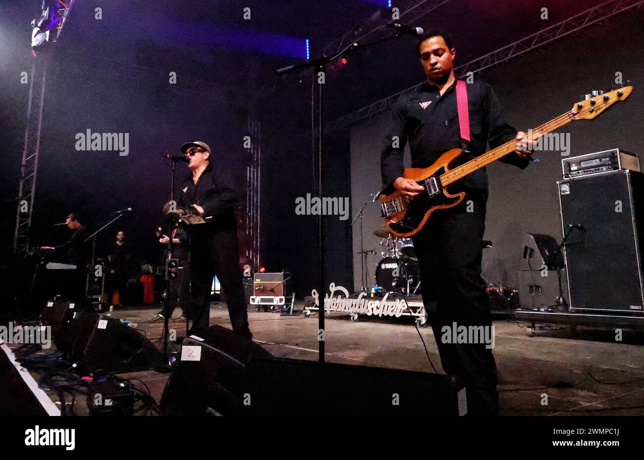 Crickhowell, Brecon Beacons, Galles, Regno Unito. 18 agosto 2023. Il Green Man Festival è un festival indipendente di musica, scienza e arte che si tiene ogni anno a metà agosto a Brecon Beacons, Galles. Green Man si è evoluto in un evento della durata di 25.000 settimane, che ha messo in mostra prevalentemente musica dal vivo. In foto: Gruppo post-punk Warmduscher di Londra crediti: Nidpor/Alamy Live News Foto Stock