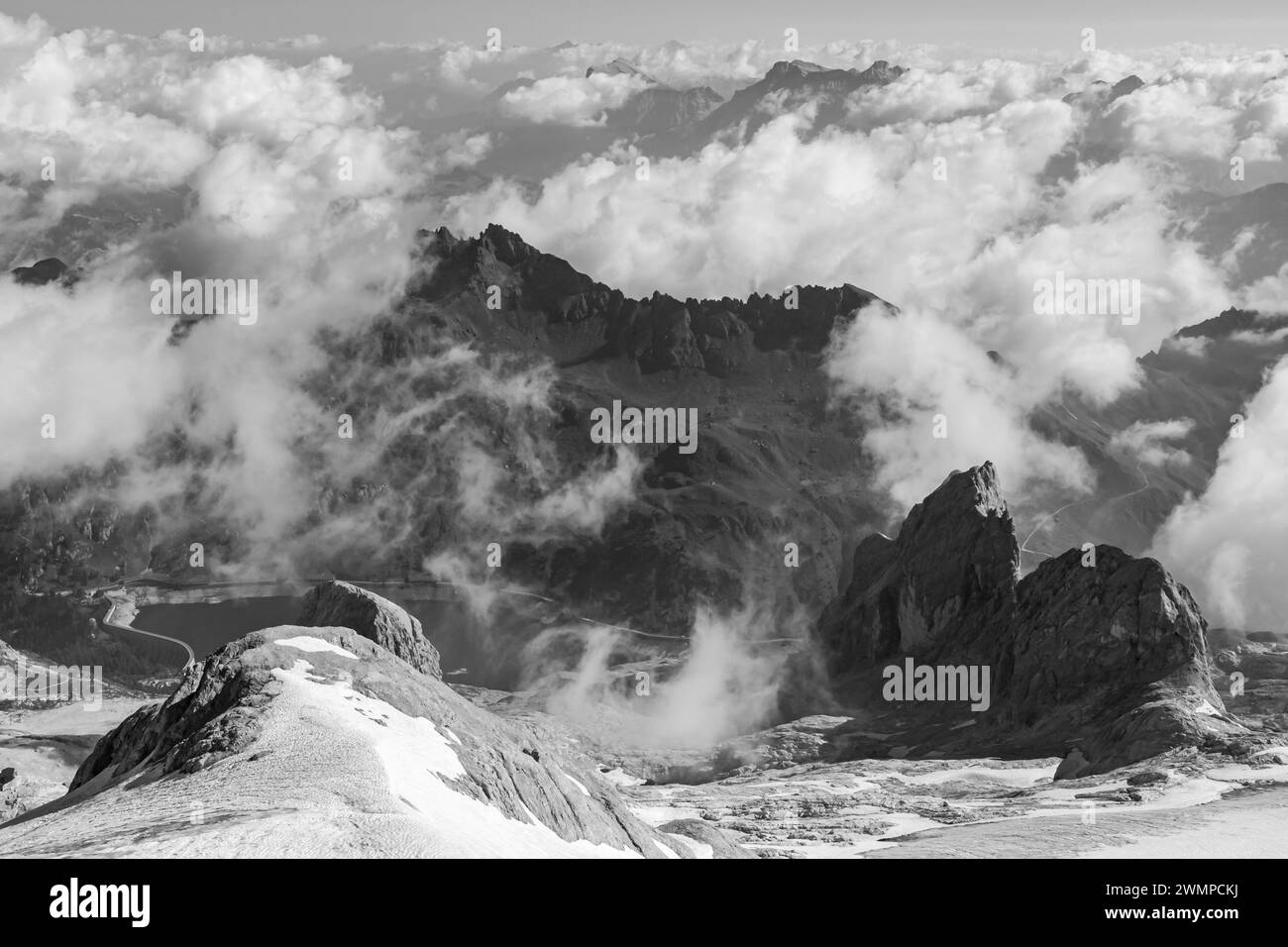 Paesaggio bianco e nero sulla Marmolada Foto Stock