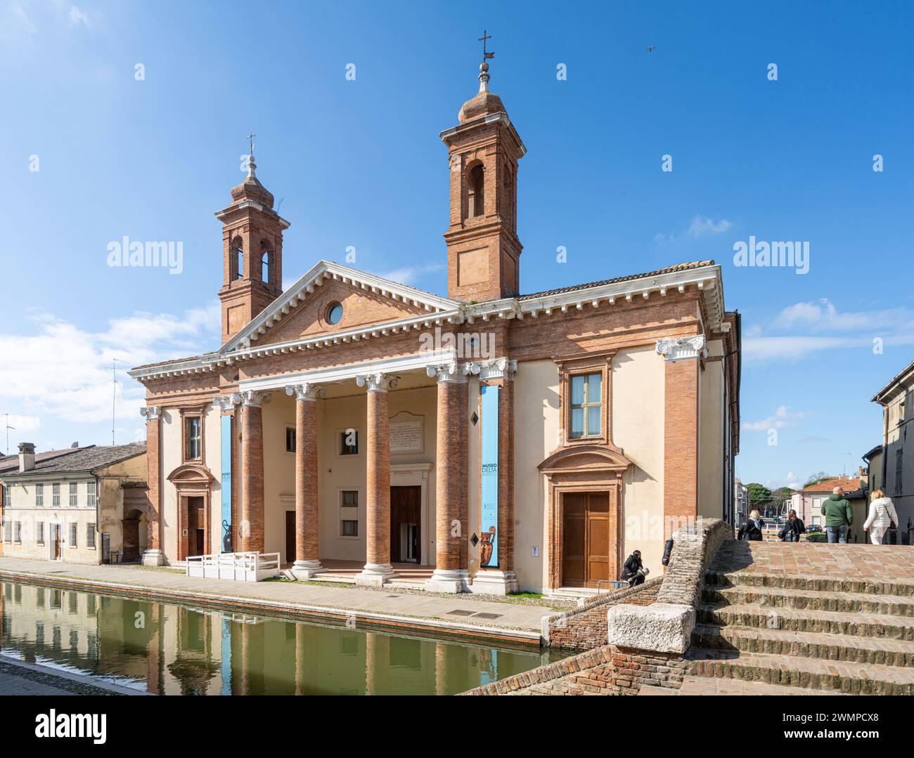 Comacchio, Italia. 25 febbraio 2024. facciata esterna dell'antico edificio museale del delta nel centro della città Foto Stock