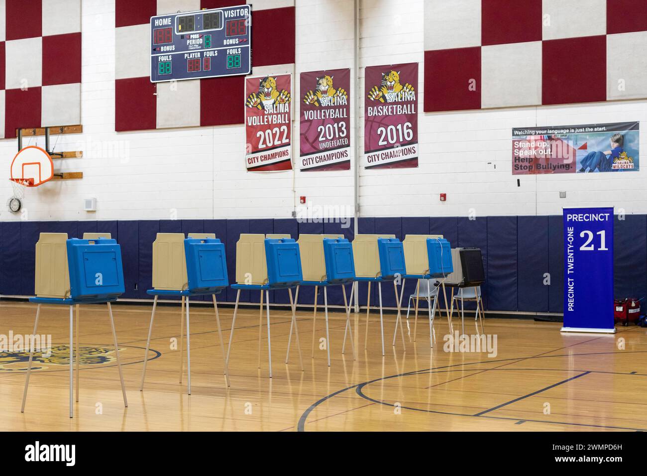 Deaarborn, Michigan, Stati Uniti. 27 febbraio 2024. Una fila di cabine elettorali pronte per gli elettori alla Salina School nelle elezioni primarie presidenziali del Michigan. Specialmente ad Hamtramck e Dearborn, dove ci sono un gran numero di arabi-americani, molti elettori hanno pianificato di votare 'senza impegno nelle primarie democratiche. Molti arabi-americani sono furiosi per il sostegno di Joe Biden a Israele nella guerra di Gaza. Crediti: Jim West/Alamy Live News Foto Stock