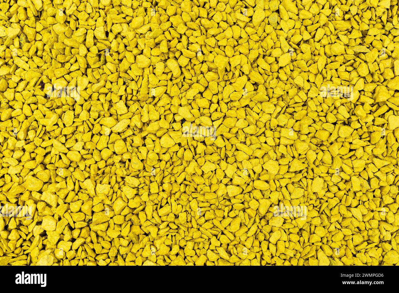 Sfondo piatto di piccole pietre dipinte di giallo Foto Stock