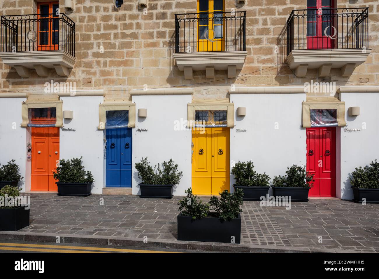 Porte colorate sugli appartamenti Quayside, Marsaxlokk, Malta Foto Stock