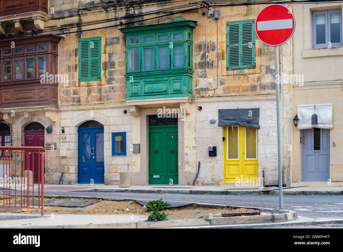 Porte e balconi colorati e tradizionali a Kalkara, la Valletta, Malta Foto Stock