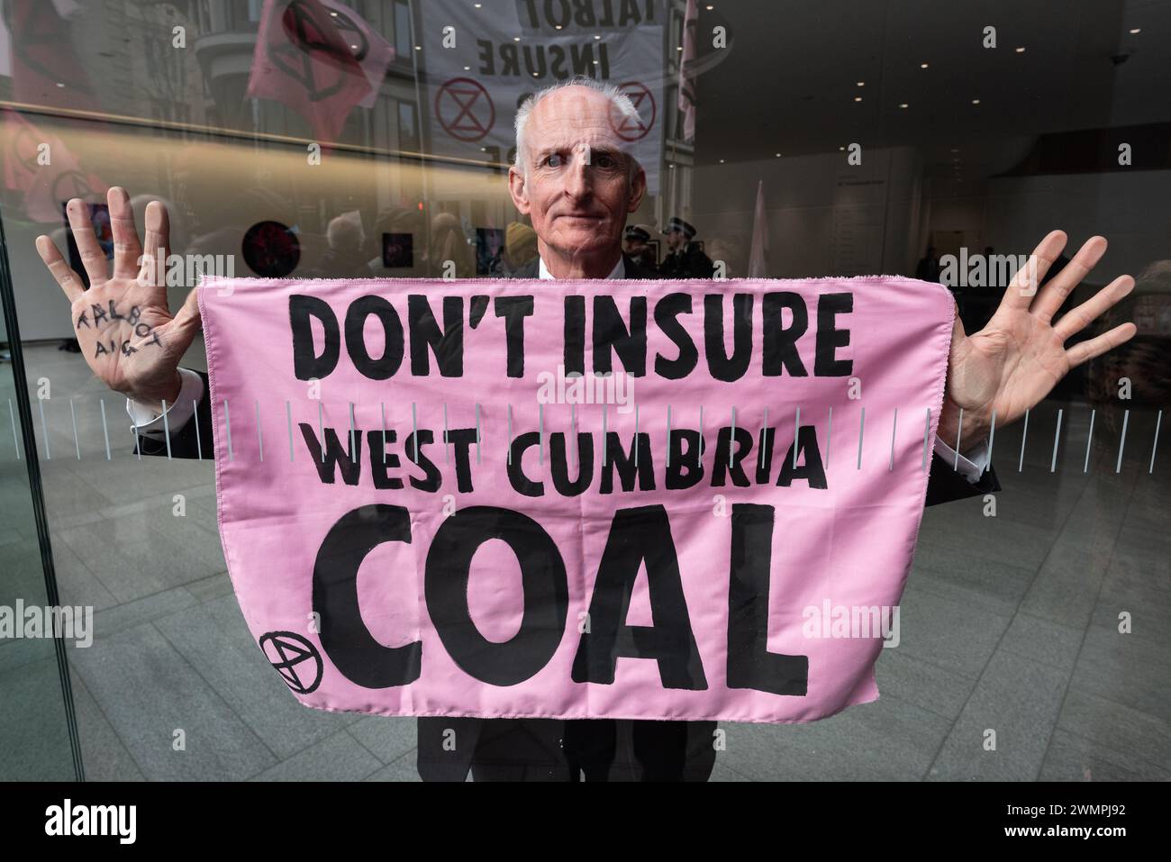 Londra, Regno Unito. 27 febbraio 2024. Gli attivisti per il clima della Extinction Rebellion (XR) marciano intorno al distretto finanziario della City of London visitando compagnie assicurative e invitando l'industria a smettere di assicurare nuovi progetti di combustibili fossili. L'azione faceva parte di una settimana globale di eventi "assicurati il nostro futuro”, sperando di spingere l'industria a fare di più per combattere l'emergenza climatica. Crediti: Ron Fassbender/Alamy Live News Foto Stock