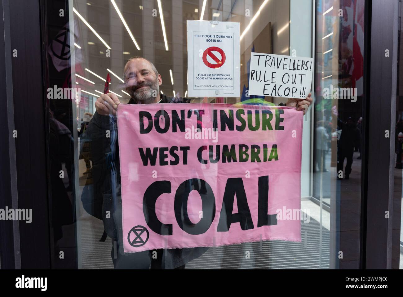 Londra, Regno Unito. 27 febbraio 2024. Gli attivisti per il clima della Extinction Rebellion (XR) marciano intorno al distretto finanziario della City of London visitando compagnie assicurative e invitando l'industria a smettere di assicurare nuovi progetti di combustibili fossili. L'azione faceva parte di una settimana globale di eventi "assicurati il nostro futuro”, sperando di spingere l'industria a fare di più per combattere l'emergenza climatica. Crediti: Ron Fassbender/Alamy Live News Foto Stock