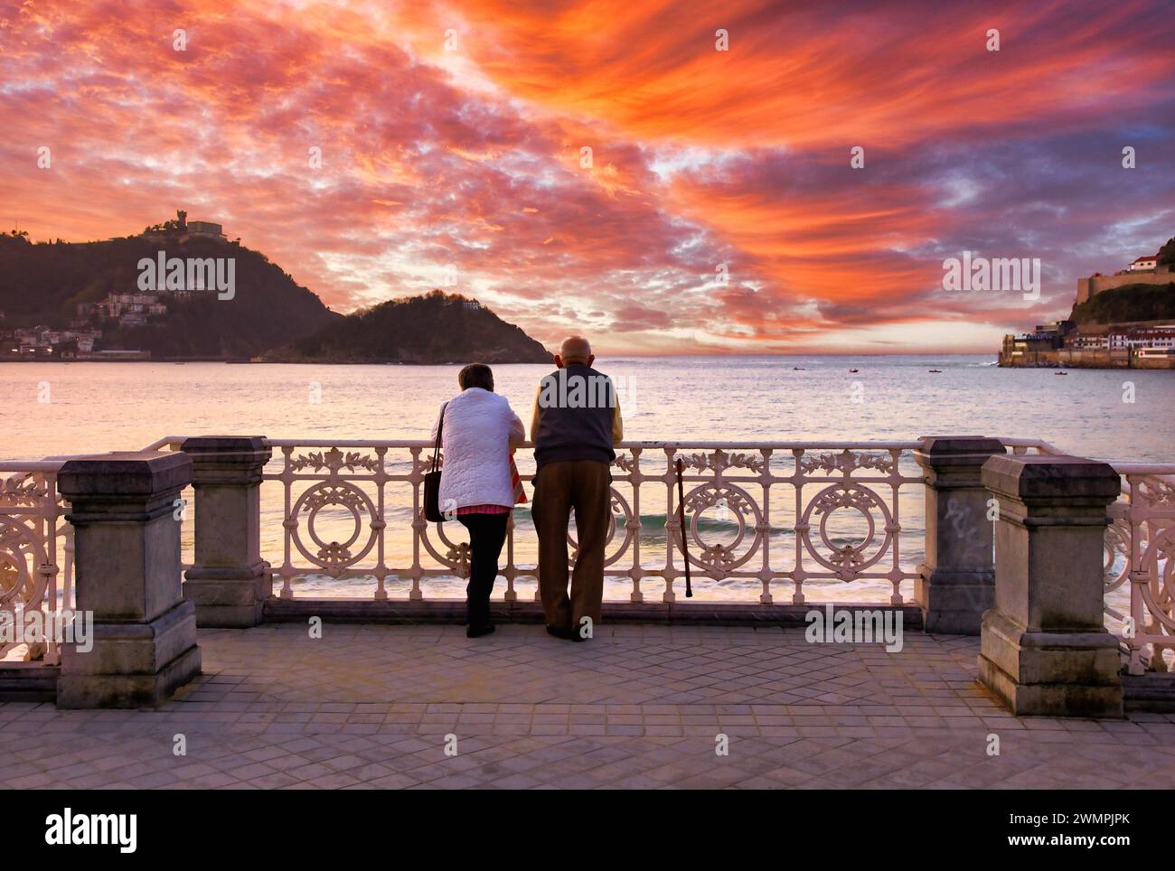 Coppia in pensione, la Concha Beach, Donostia, San Sebastian, Gipuzkoa, Paesi Baschi, Spagna, Foto Stock