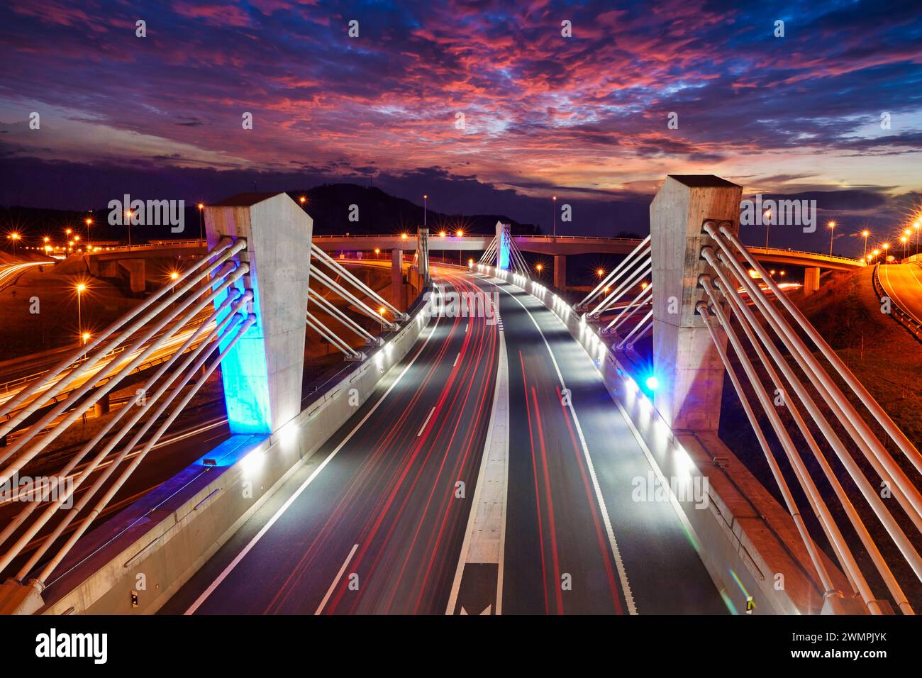 Traffico, Freeway bridge, Autopista A8, nei pressi di San Sebastian Donostia, Gipuzkoa, Paesi Baschi, Spagna, Europa Foto Stock