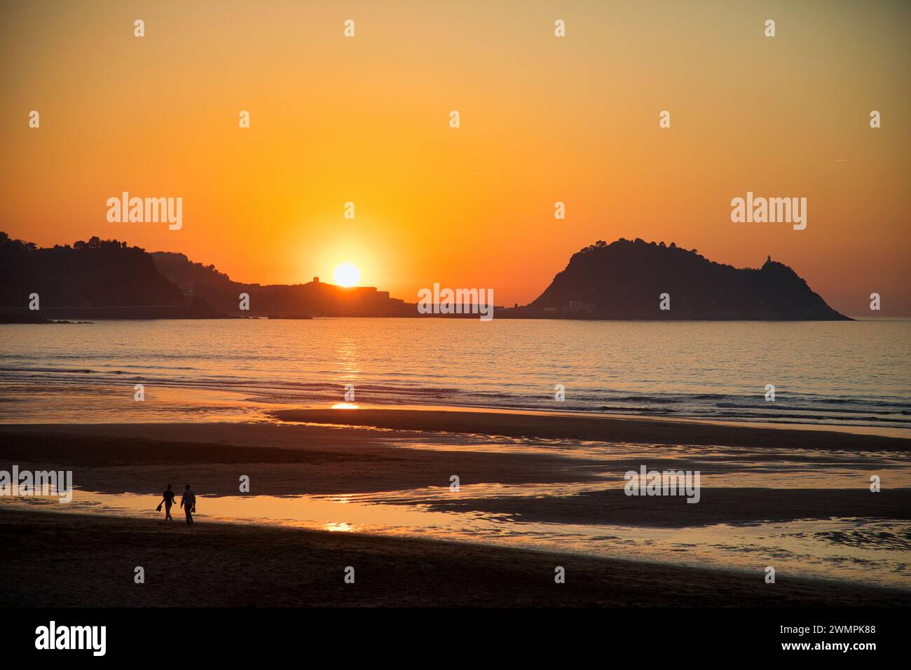 Tramonto, spiaggia di Zarautz, Getaria sullo sfondo, Gipuzkoa, Paesi Baschi, Europa Foto Stock