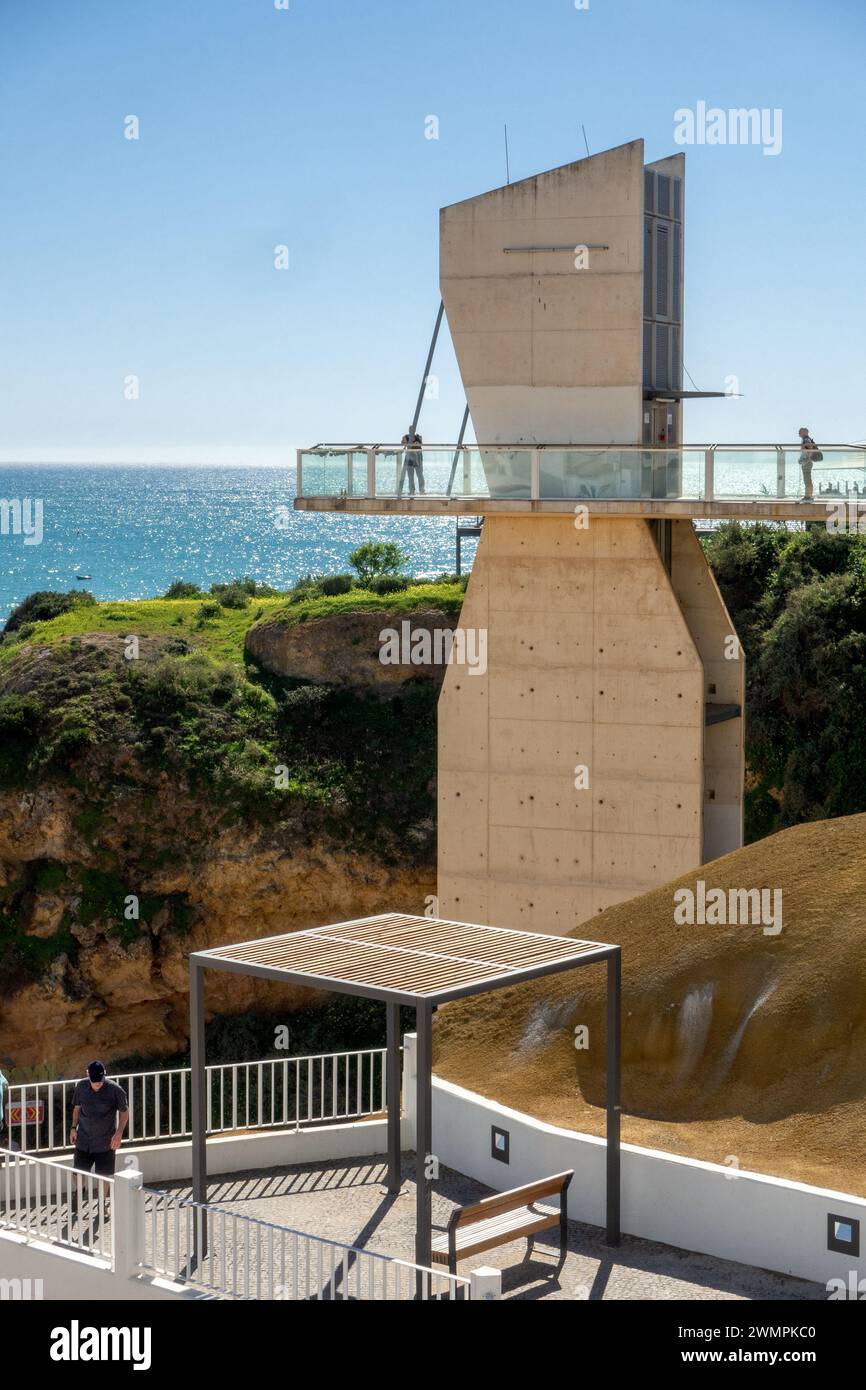 Albufeira Beach Access Elevator Lift nel centro storico di Albufeira Albufeira Portogallo 20 febbraio 2024 Foto Stock