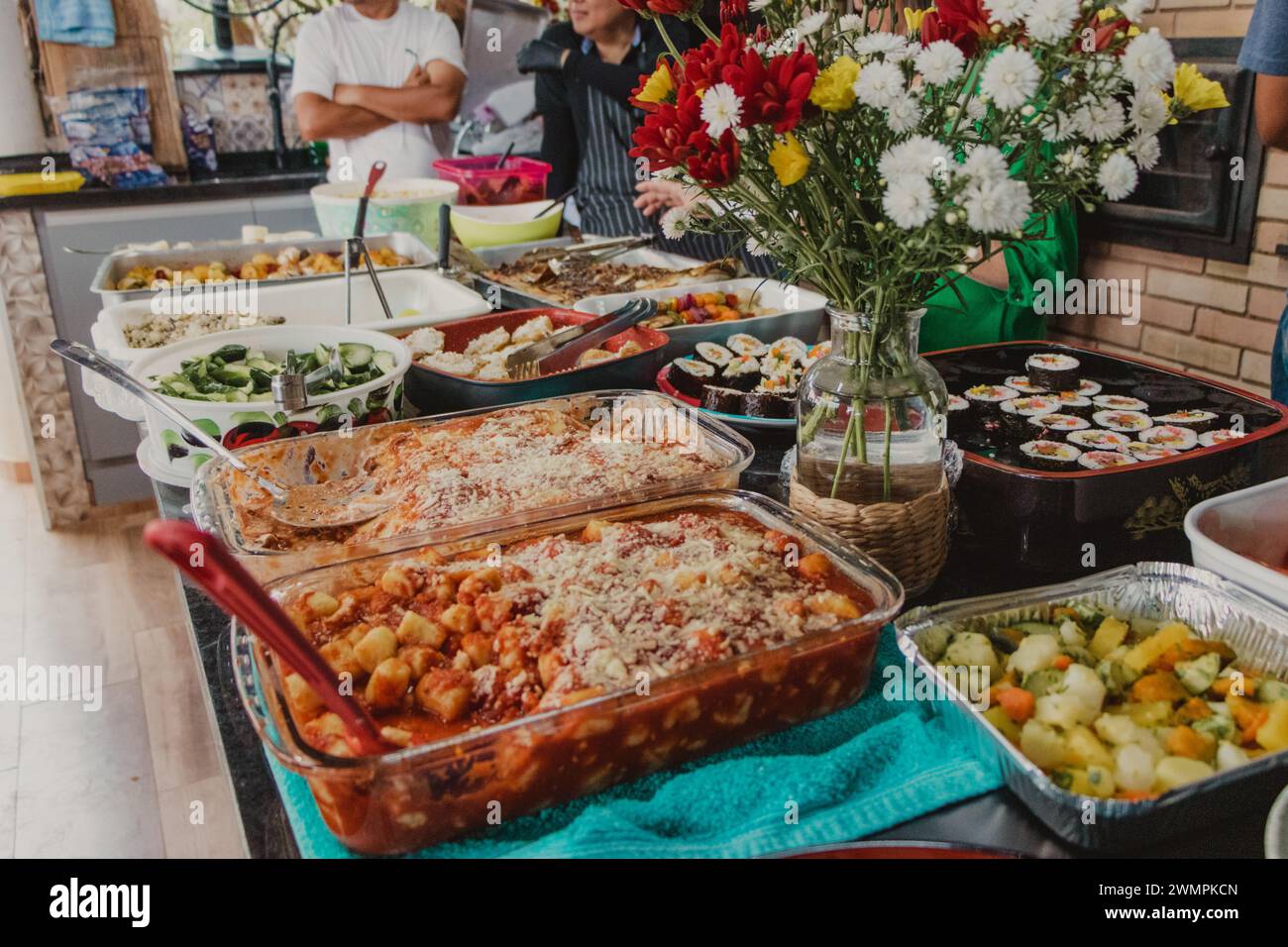 tavolo a buffet con deliziosi piatti di compleanno Foto Stock