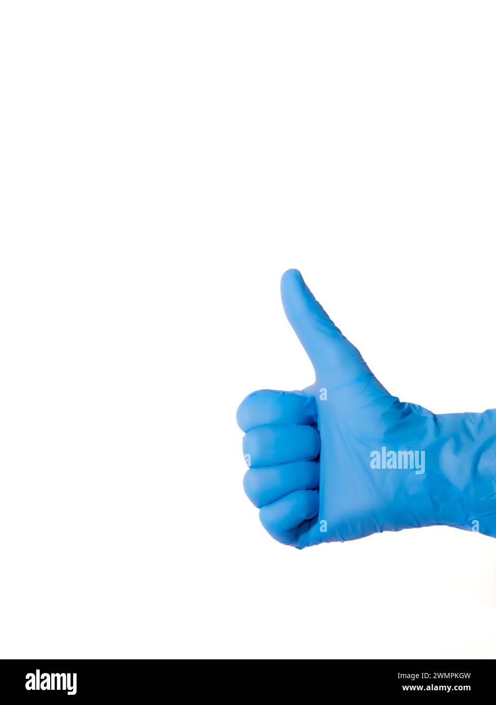 Mano di chirurgo in guanto medico blu che mostra il segno OK, isolato su uno sfondo bianco. Assistenza sanitaria e medica, trattamenti di successo Foto Stock