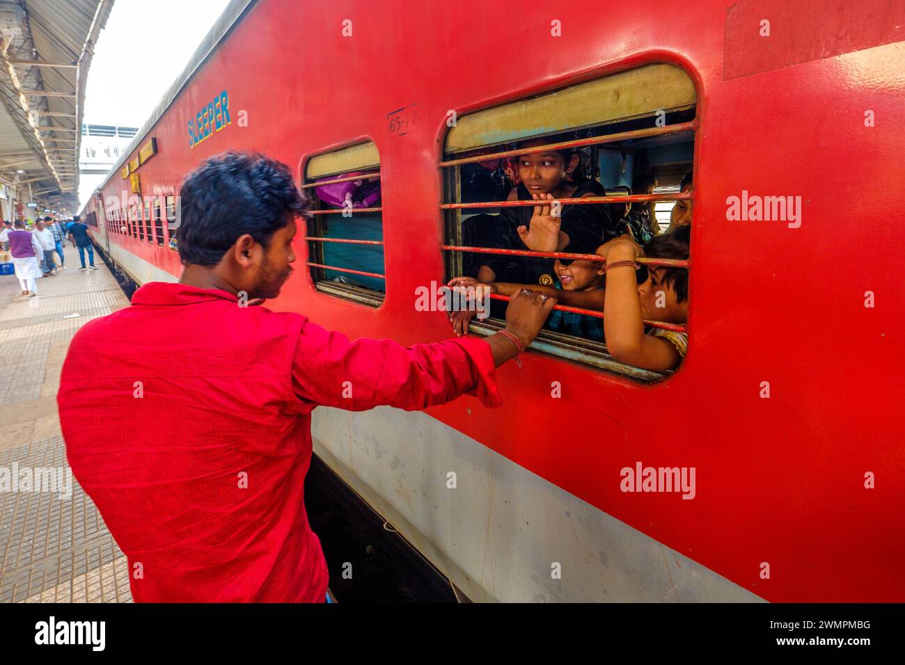 I passeggeri dicono addio su un treno delle ferrovie indiane Foto Stock