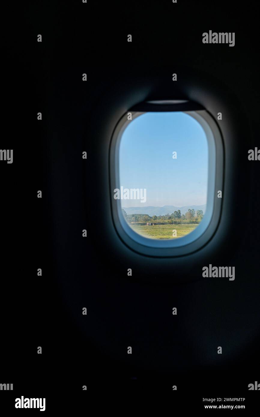 Vista dalla finestra dell'aereo durante il volo alla splendida alba. Foto Stock