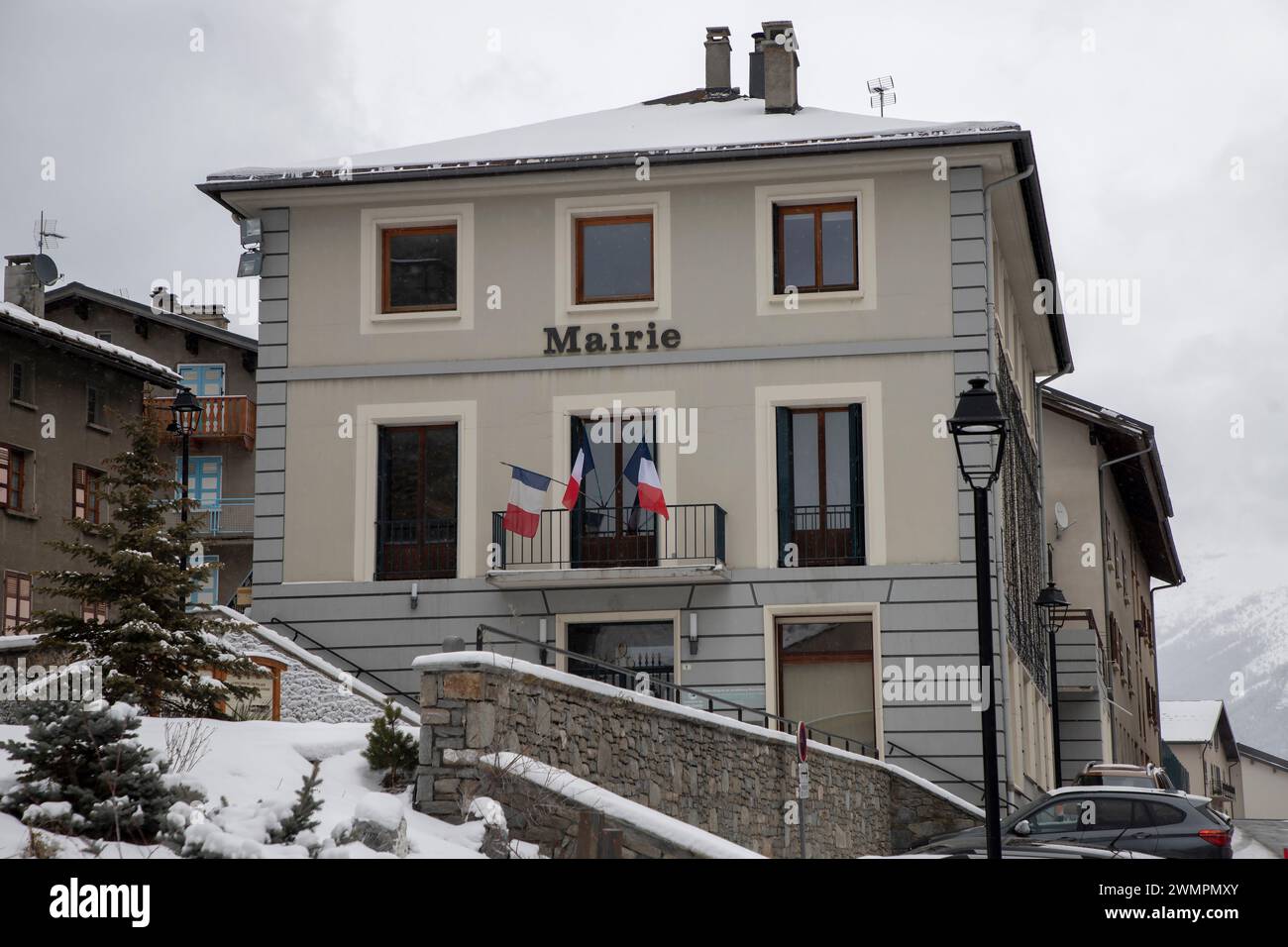 Municipio di Lanslebourg, una piccola e pittoresca cittadina delle Alpi francesi Foto Stock