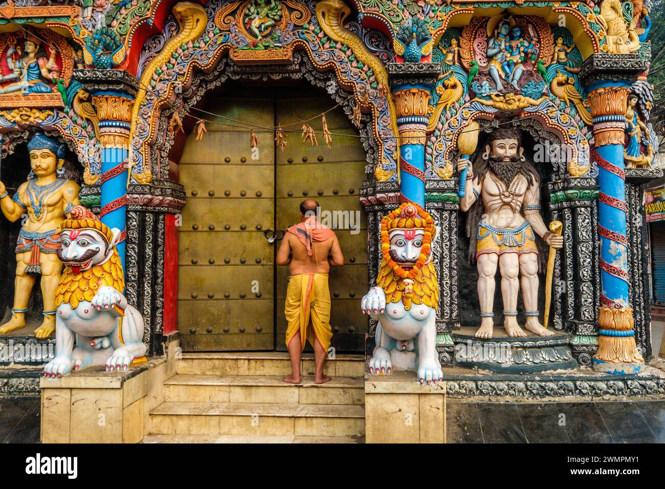 Devoto fuori da un tempio indù a Puri nello stato indiano di Orissa / Odisha Foto Stock