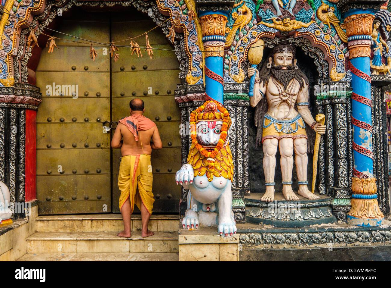 Devoto fuori da un tempio indù a Puri nello stato indiano di Orissa / Odisha Foto Stock