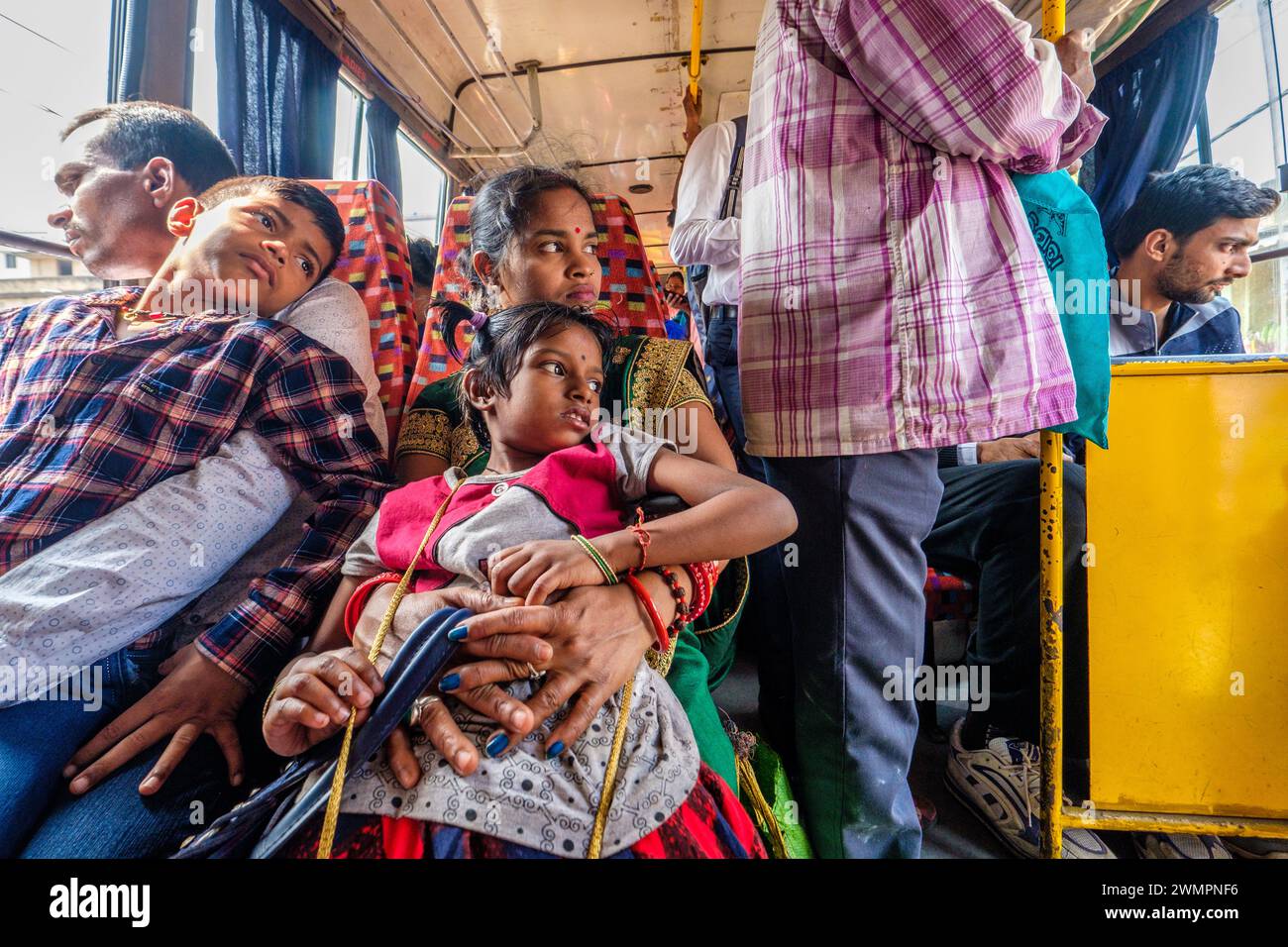 I passeggeri indiani si sono stipati su un autobus a Orissa / Odisha, India Foto Stock