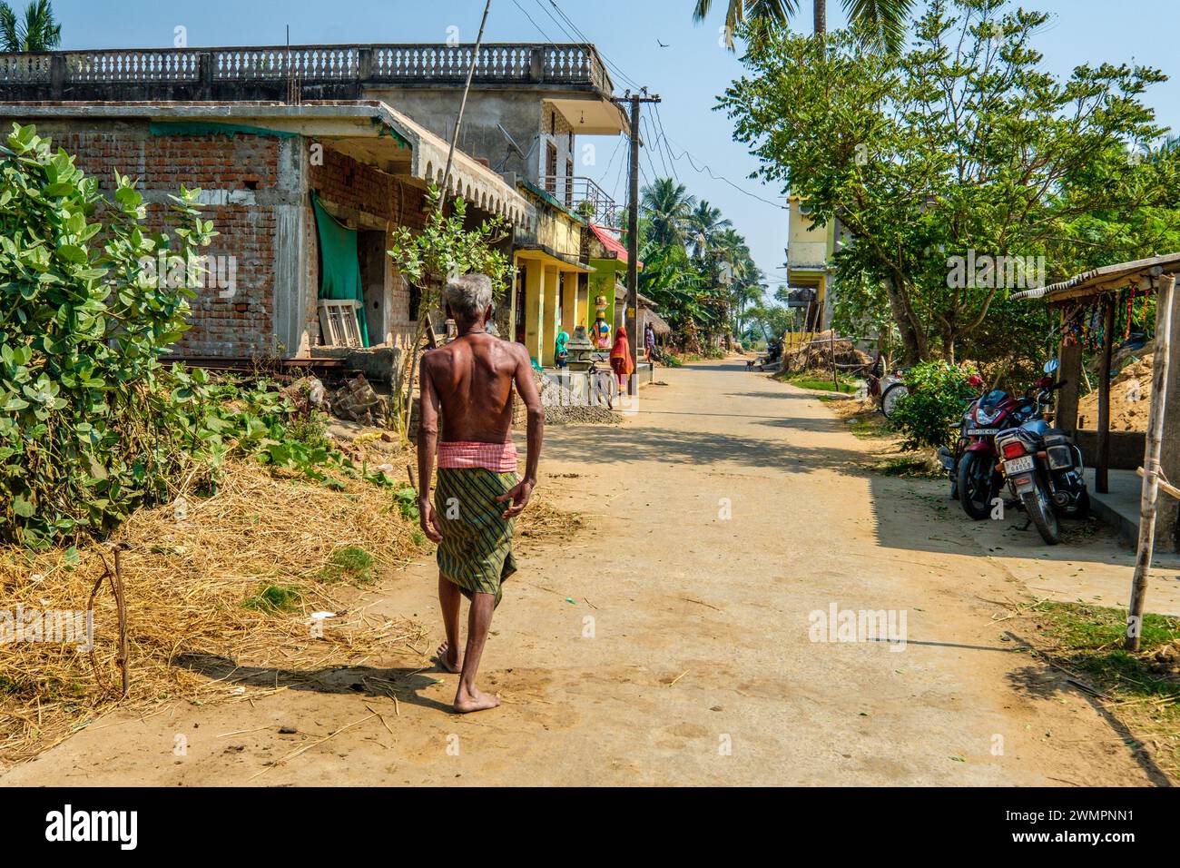 Un agricoltore nell'Orissa rurale in India Foto Stock