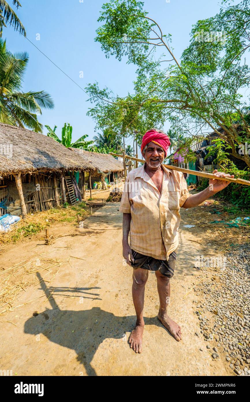 Un agricoltore nell'Orissa rurale in India Foto Stock