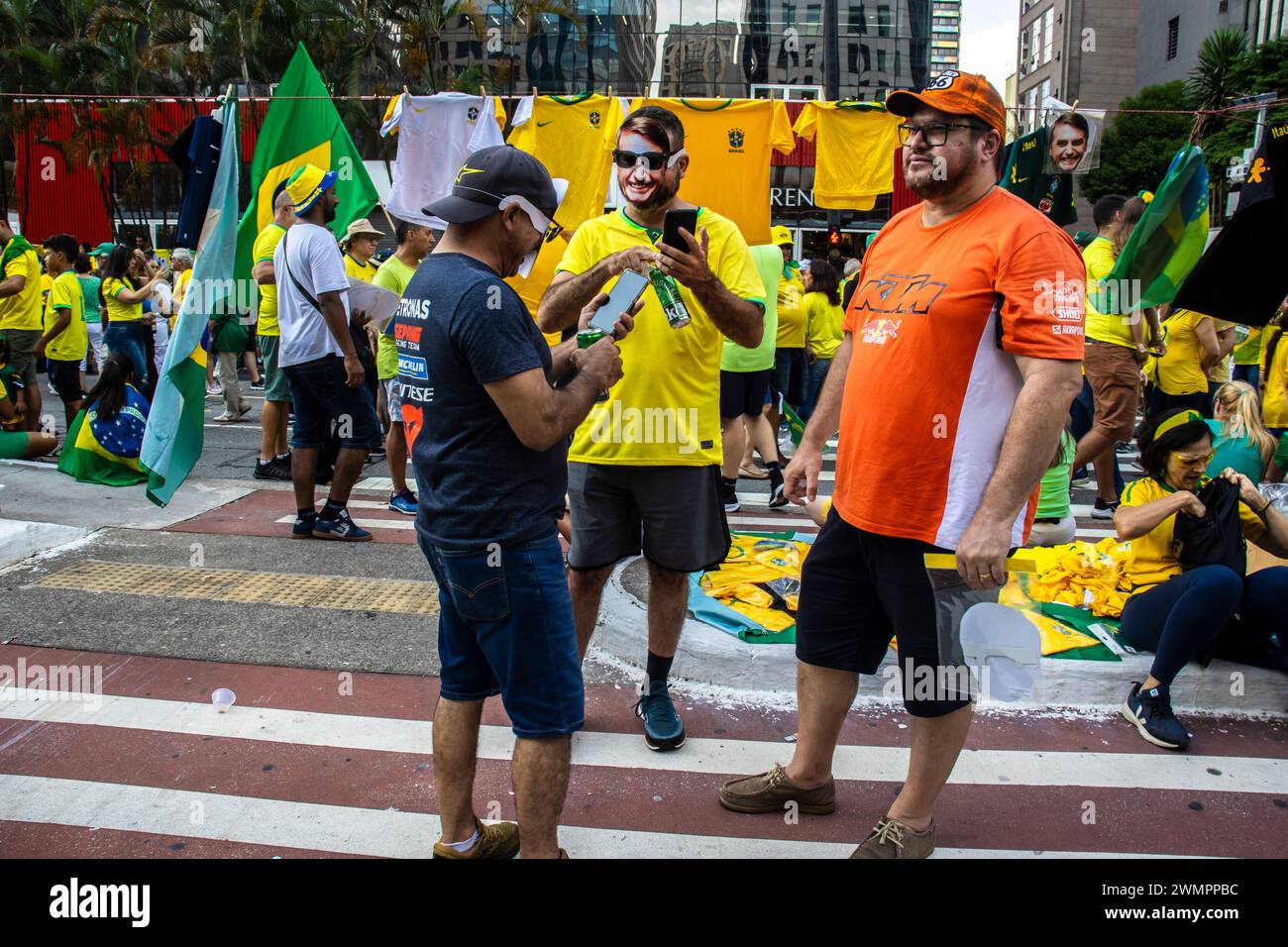 San Paolo, SP, Brasile. 25 febbraio 2024. I sostenitori di Jair Bolsonaro tennero un raduno su Paulista Avenue, a San Paolo in Brasile, in difesa dell'ex presidente. Bolsonaro, indagato dalla polizia federale per un tentativo di colpo di Stato. Durante la dimostrazione la polizia militare mobilitò 2.000 uomini per garantire la sicurezza dell'evento Foto Stock