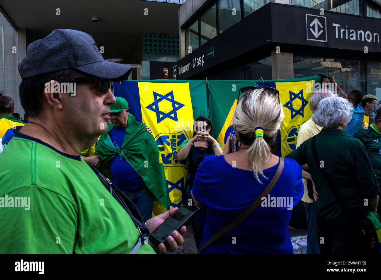 San Paolo, SP, Brasile. 25 febbraio 2024. I sostenitori di Jair Bolsonaro tennero un raduno su Paulista Avenue, a San Paolo in Brasile, in difesa dell'ex presidente. Bolsonaro, indagato dalla polizia federale per un tentativo di colpo di Stato. Durante la dimostrazione la polizia militare mobilitò 2.000 uomini per garantire la sicurezza dell'evento Foto Stock