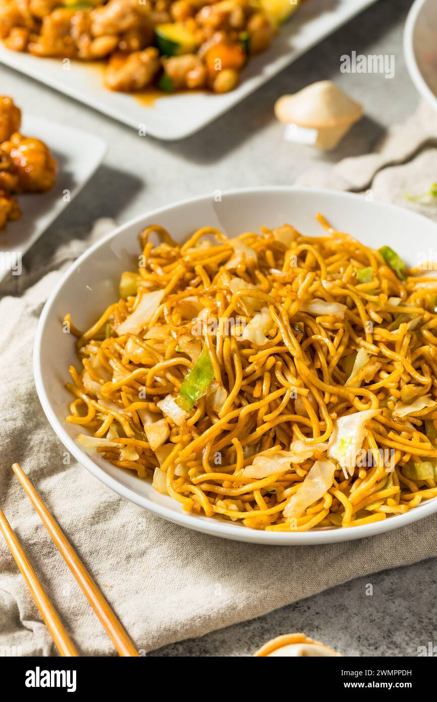 Tagliatelle di noodles di pepe asiatiche fritte con salsa di soia Foto Stock