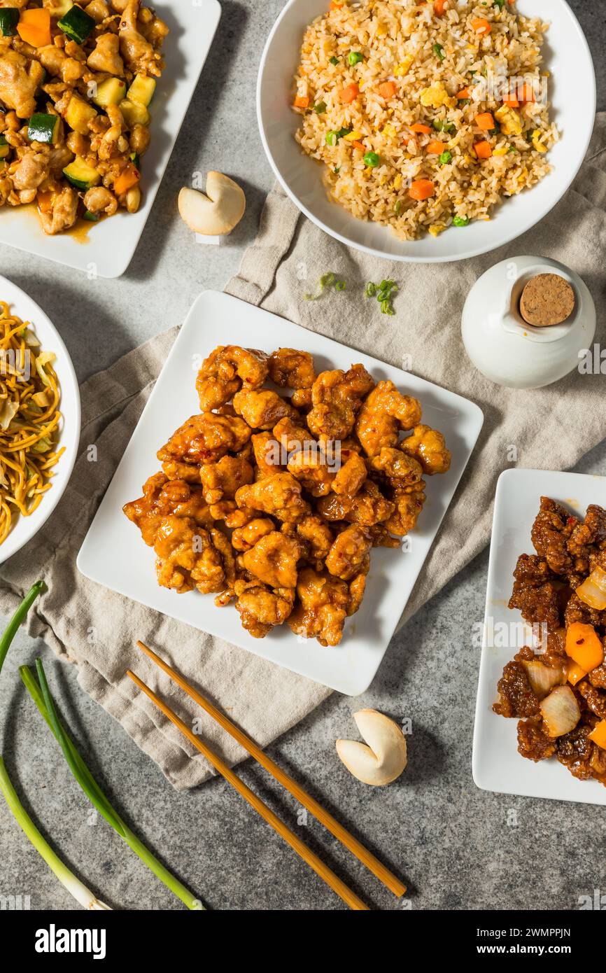 Fast food cinese con riso fritto pollo all'arancia e Kung Pao Foto Stock