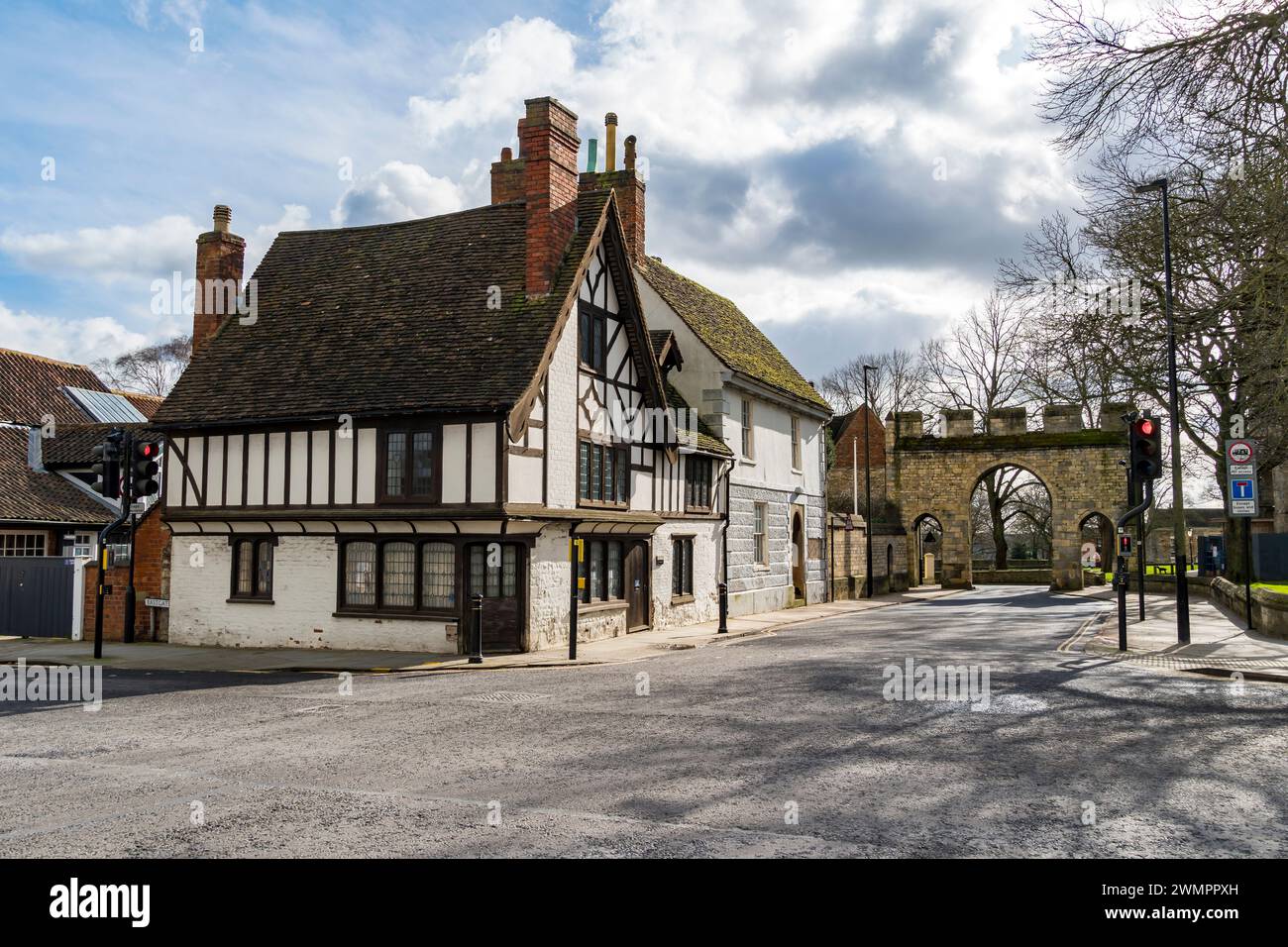 Edificio in stile Tudor all'angolo tra Eastgate e Priory Gate, Lincoln City, Lincolnshire, Inghilterra, Regno Unito Foto Stock