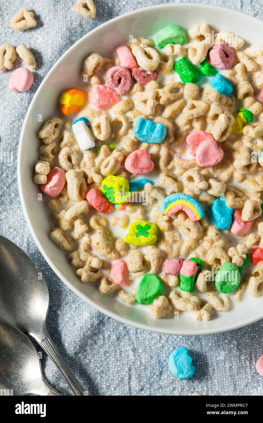 Dolce zuccherato Marshmallow Lucky Irish Cereal con latte intero Foto Stock