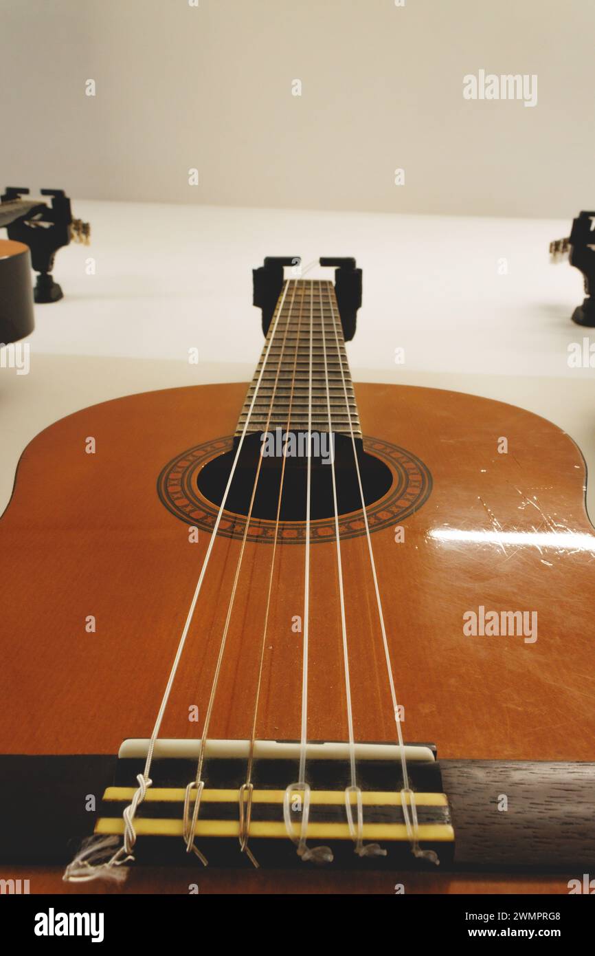 primo piano di archi di una chitarra spagnola Foto Stock