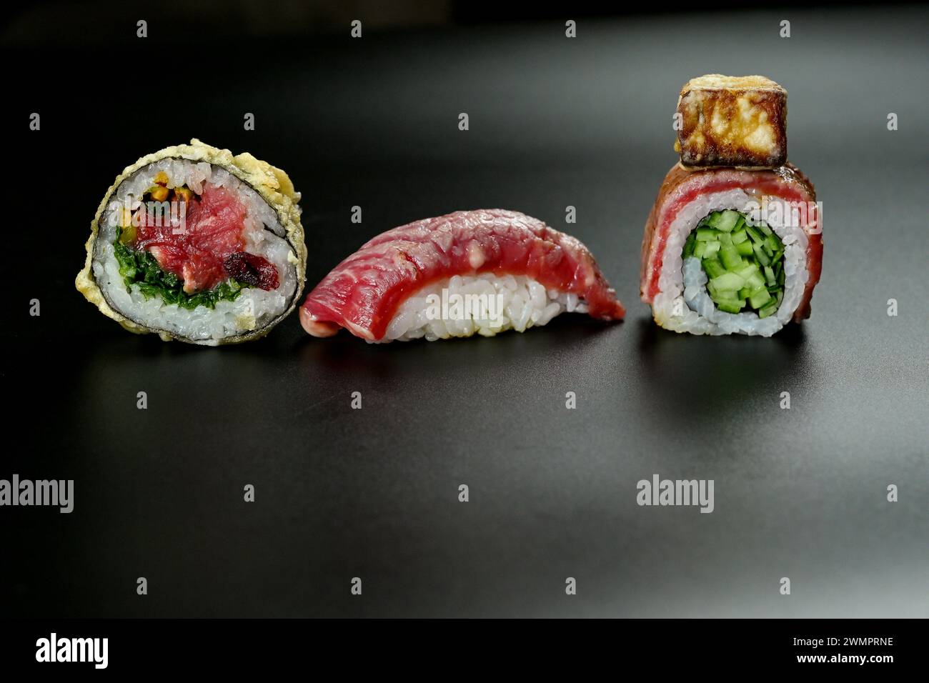 Vari sushi roll disposti ordinatamente su un tavolo Foto Stock