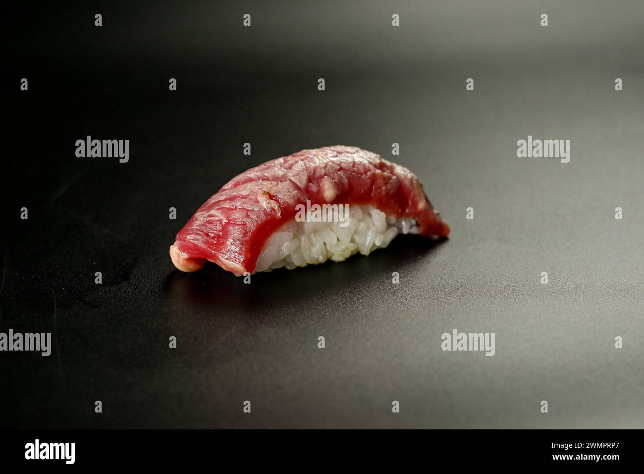 Un piatto sushi unico ed elegante, squisito e non convenzionale Foto Stock