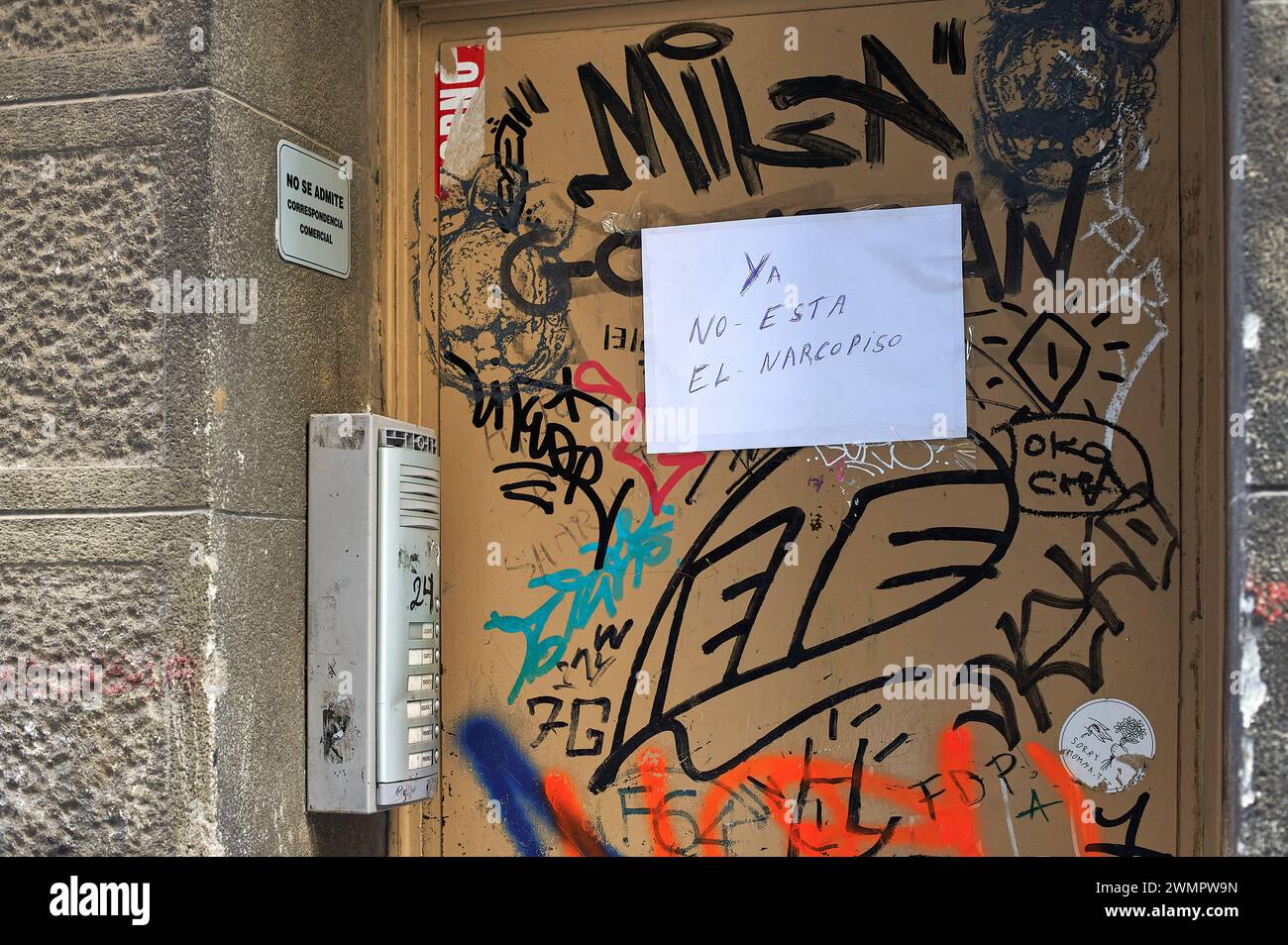 Barcellona, Spagna - 27 febbraio 2024: Porta piena di graffiti e un foglio bloccato con testo anti-droga. Traduzione: La narcopiso non c'è più. su un Foto Stock