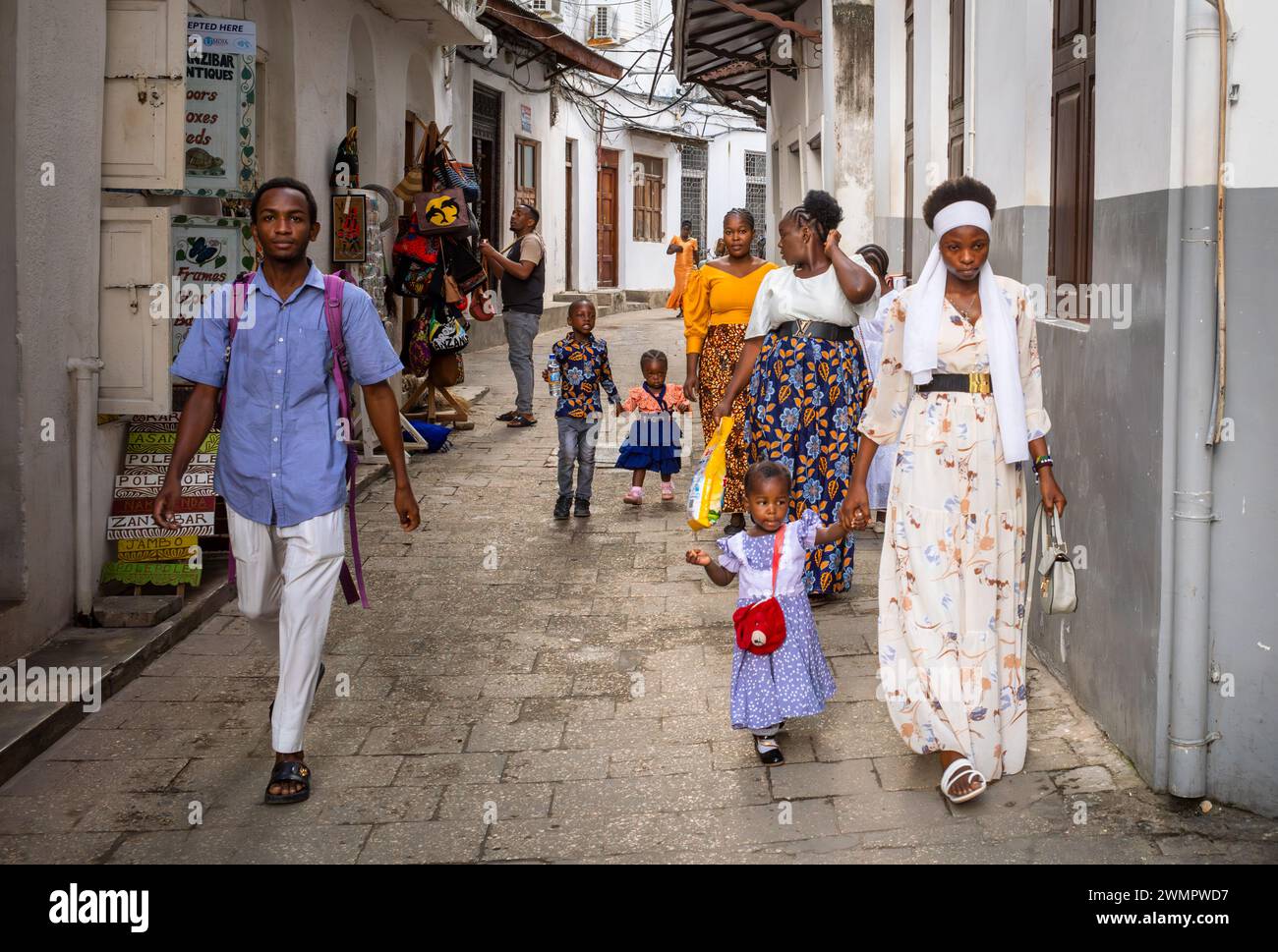 I cattolici vestiti di domenica meglio arrivano alla Cattedrale di San Giuseppe per la messa domenicale a Stone Town, Zanzibar, Tanzania Foto Stock