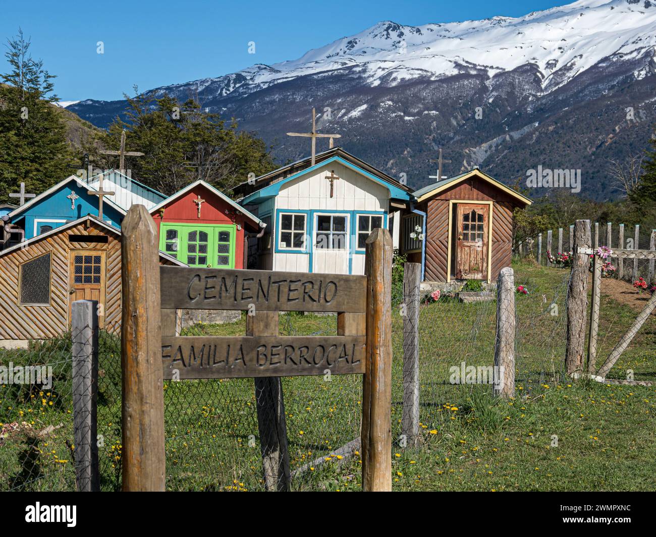 Case di legno di un cimitero di famiglia, Puerto Rio Tranquilo, Patagonia, Cile Foto Stock