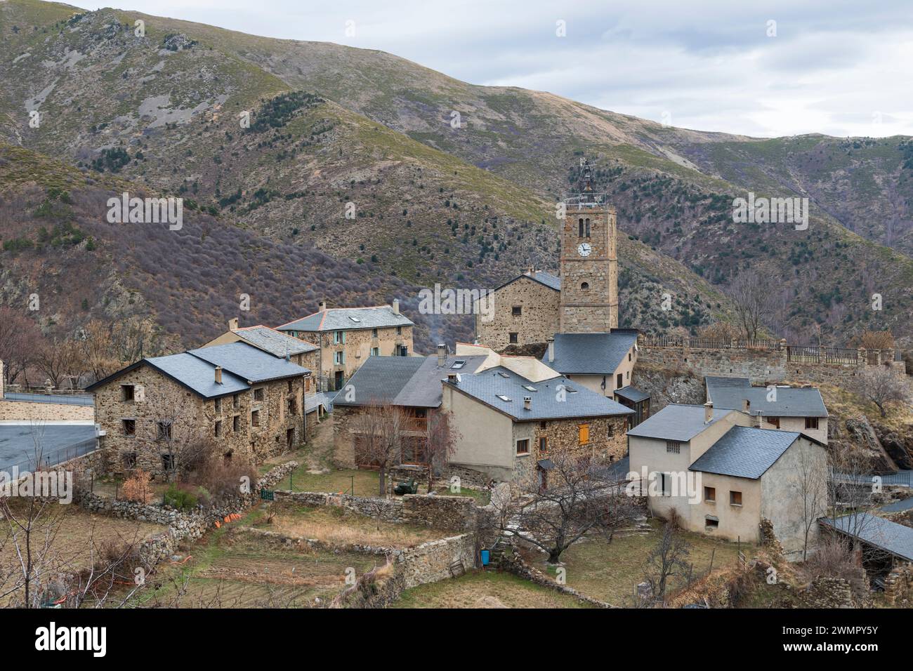 Vista panoramica della chiesa di Sant Julià i Santa Basilissa e delle case nel villaggio di Railleu, un comune nel dipartimento dei Pirenei orientali nel sud di p. Foto Stock