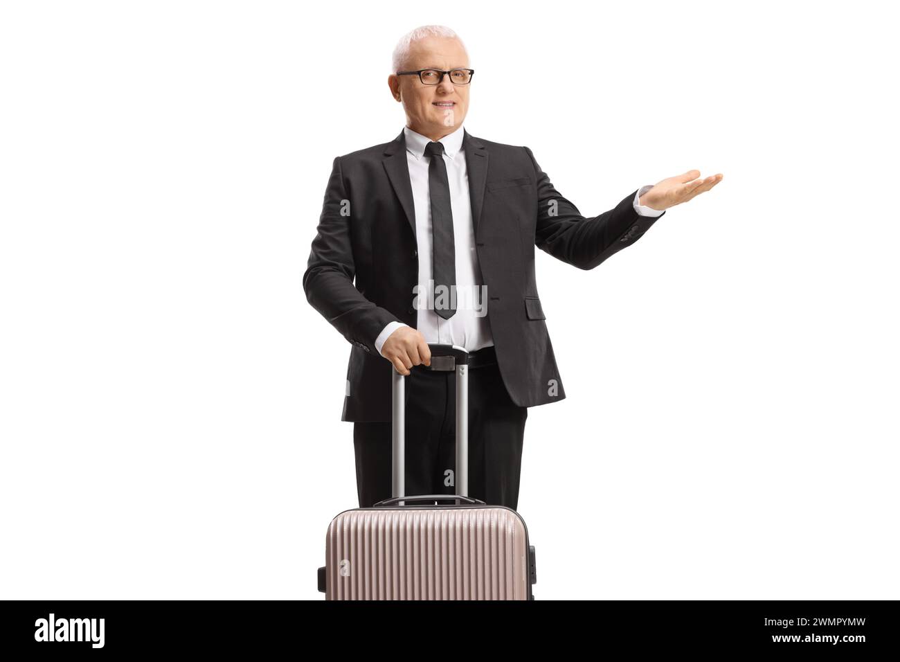 Uomo d'affari maturo con una valigia che regge qualcosa con la mano isolata su sfondo bianco Foto Stock