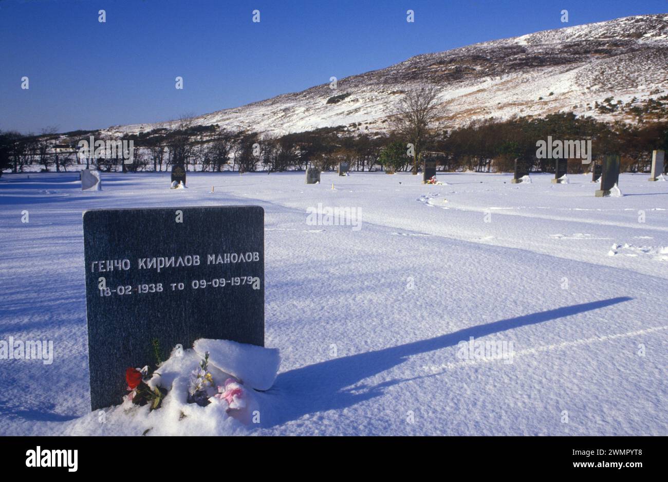 La lapide di una fabbrica bulgara pescatori un Klondyker. Ullapool, Scozia anni '1986 1980 Regno Unito HOMER SYKES Foto Stock