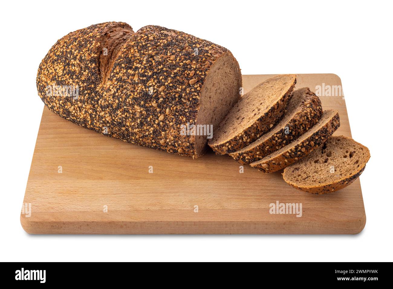 Pane di segale con sesamo, lino, girasole e semi di papavero, pane con fette su tagliere in legno isolato su bianco con percorso di ritaglio Foto Stock