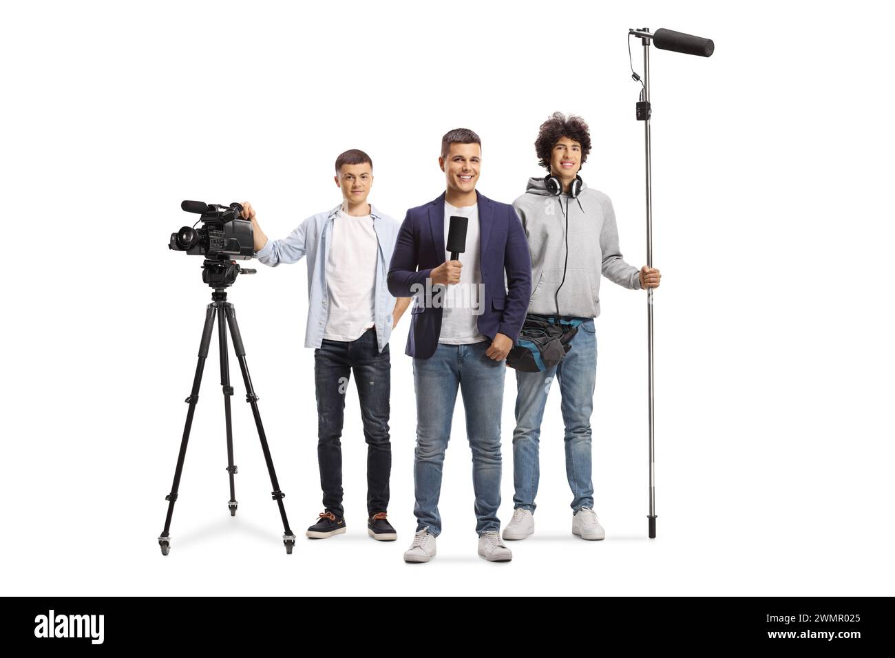 Uomo con microfono e un team di operatori con asta portamicrofono e telecamera con apparecchiatura di registrazione isolata su sfondo bianco Foto Stock