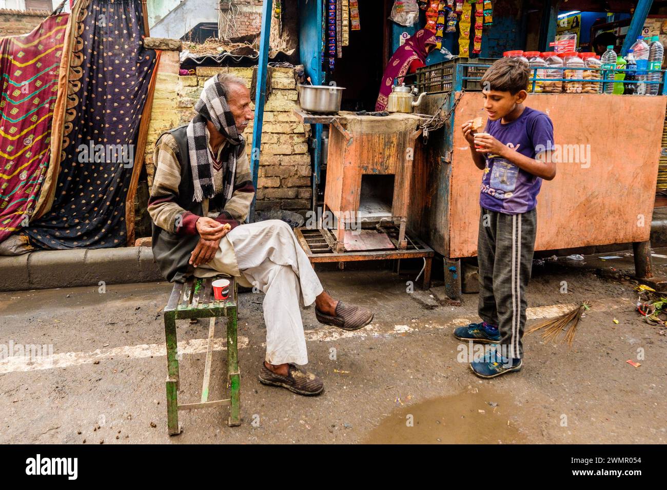 Venditori ambulanti che vendono cibo, tè e spuntini in India Foto Stock
